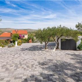 6 bedroom villa with pool in Milna, Brac Island sleeps 11